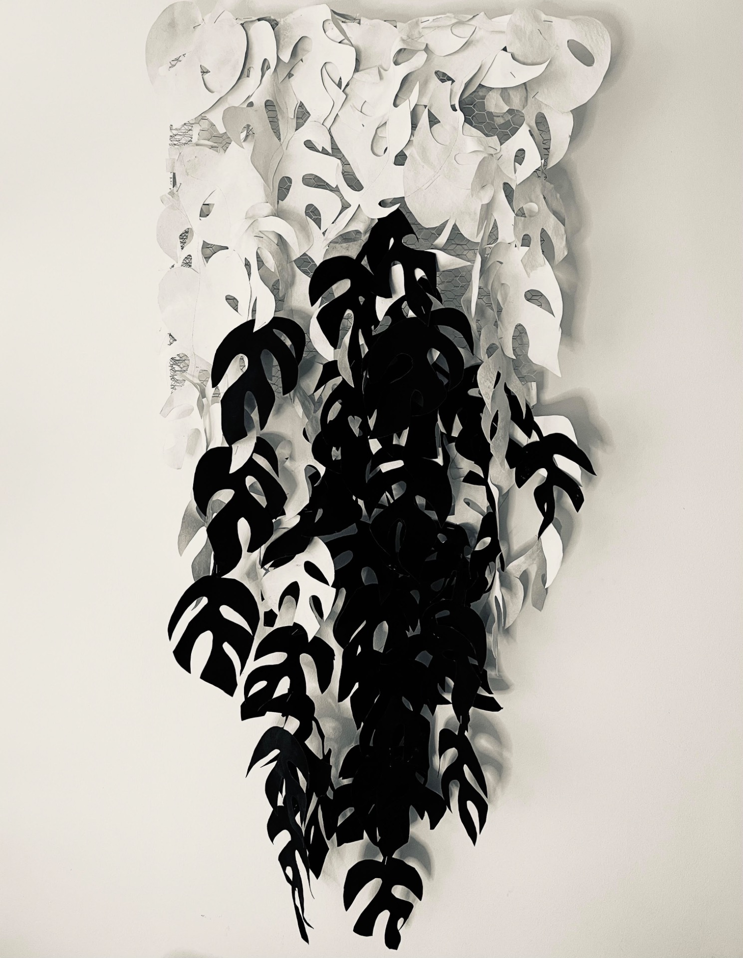 Marijana Županić Benić, Preklapanje- prostor susreta 2026. dimenzije:140 x 64 x 30 cm, žičana mreža, tkanina, akril, drvofix, skulptura/ instalacija